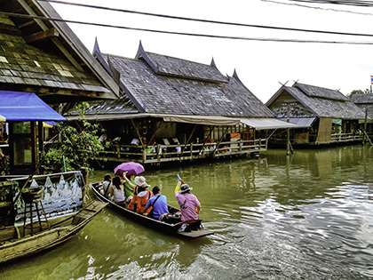 Häuser auf dem Wasser in Thailand